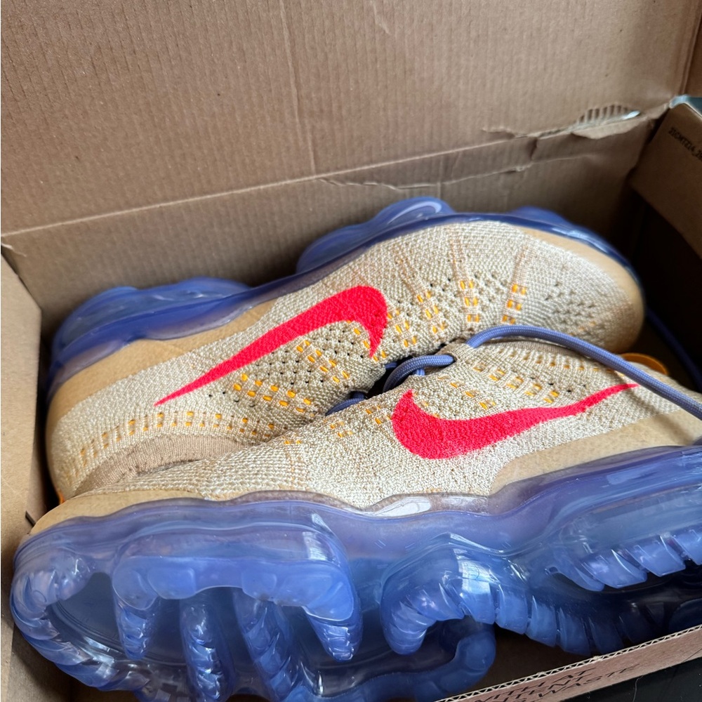 Nike Vapormax NEW in box Vanilla and Sea Coral womens athletic shoes 6.5